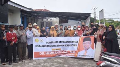 Hermanto Serahkan Bantuan Pokir Angkutan Hortikultura