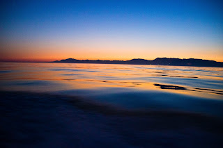 Venus, planeta interior que no quiere alejarse mucho del Sol brilla con toda su fuerza y reluce sobre la costa española