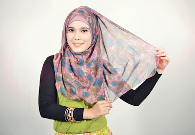 Cara Memakai Jilbab Pashmina Chiffon Bunga Mempesona