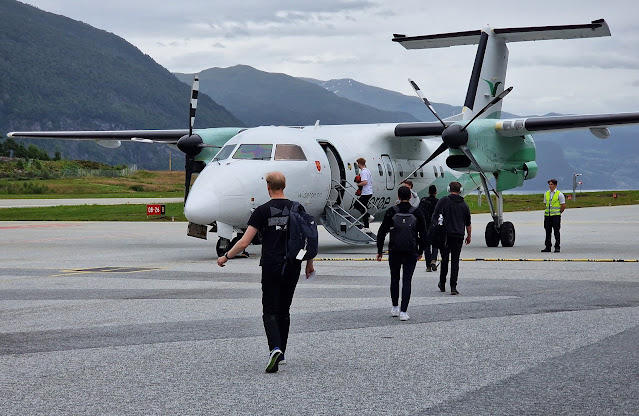 Samferdselsministeren: Skal vurdere beboerrabatt på flybilletter