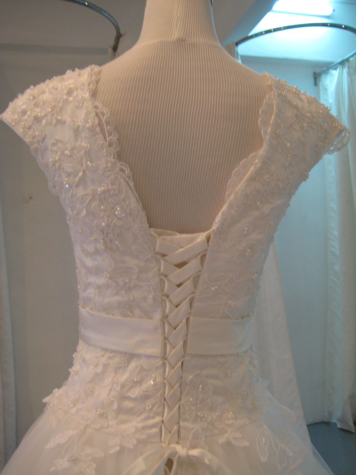 lace wedding dress with cap sleeves and open back Posted by mybridalgown at 6:57 PM