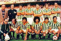 REAL BETIS BALOMPIÉ - Sevilla, España - Temporada 1976-77 - Iriondo (entrenador), Esnaola, Bizcocho, Biosca, Sabaté, López y Cobo; Vicente Montiel (masajista), García Soriano, Alabanda, Megido, Cardeñosa y Benítez - REAL BETIS BALOMPIÉ 2 (López 2), ATHLETIC CLUB DE BILBAO 2 (Carlos y Dani) - En los penaltys gana el Betis 8 a 7 - 25/06/1977 - Copa de España, final - Madrid, estadio Vicente Calderón - El Betis obtiene su primer título de Copa