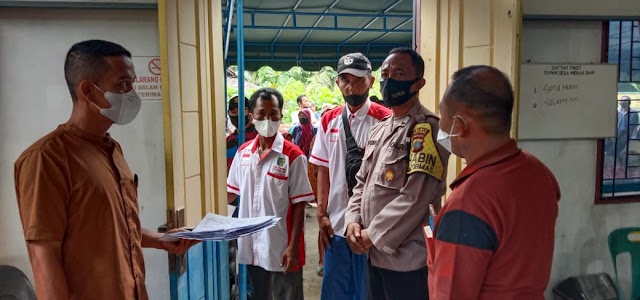 Bhabinkamtibmas Polsek Indrapura Bripka Suyitno Kawal Vaksinasi Covid-19 Di Desa Binaannya