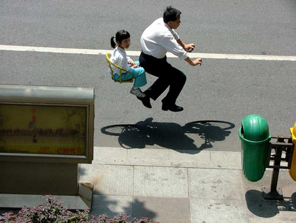 Chineses andam em bicicleta invisível