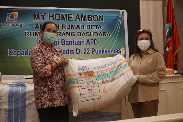 Debbie Louhenapessy Serahkan  250 APD ke Dinas Kesehatan Kota Ambon