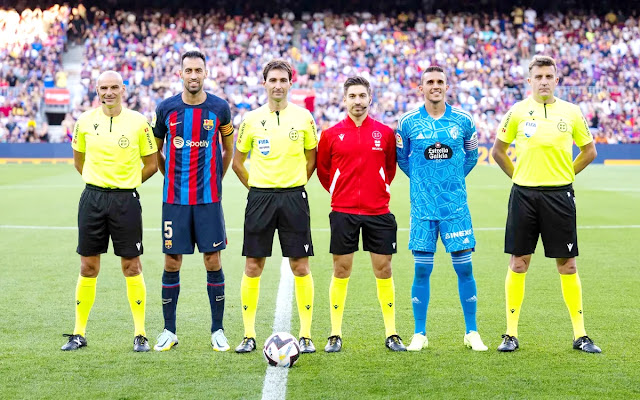 Los capitanes Sergio Busquets y Jordi Masip junto con el equipo arbitral comandado pot De Burgos Bengoechea. F. C. BARCELONA 4 REAL VALLADOLID C. F 0 Domingo 28/08/2022, 19:30 horas. Campeonato de Liga de 1ª División, jornada 3. Barcelona, Spotify Nou Camp: 83.972 espectadores. GOLES: 1-0: 24’, Lewandowski. 2-0: 43’, Pedri. 3-0: 64’, Lewandowski. 4-0: 90+2’, Sergi Roberto.