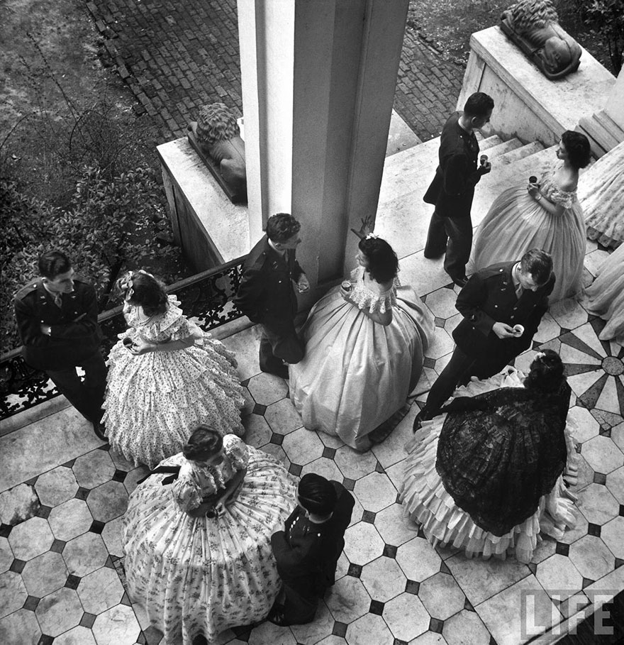 60 + 1 Heart-Warming Historical Pictures That Illustrate Love During War - Coffee Served On Porch Of Ante-Bellum Mansion, At Party For Cadets From Local Army Flying School, Mississippi, US, 1943