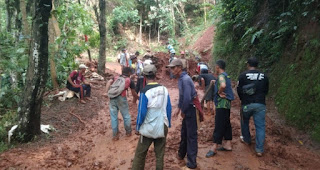 Kapolsek Cibugel Pimpin Evakuasi Pergeseran Tanah Di Desa Cipasang