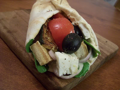 Articole culinare : Pita cu salata a la grec si tofu afumat
