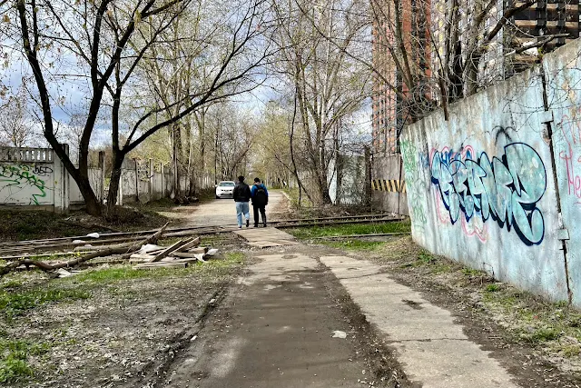 Вокзальная улица, заброшенные железнодорожные пути
