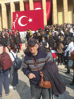 Anıtkabir mermer taşını öpen kadın üstüne anımsamalar