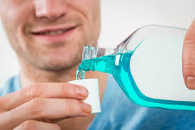 أنواع غسول الفم (mouthwash) وكيف أختار النوع المناسب لي؟ وماهي مدة وكيفية استعماله؟