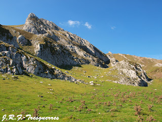 Peña del Viento desde el Collado de La Mayaína