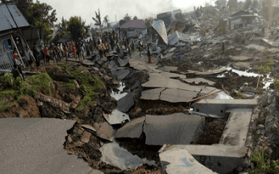 Puisi Bencana Alam Gempa | Di Antara Puing Puing Reruntuhan