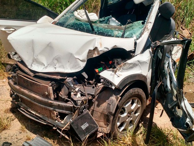 Carro que colidiu com caminhão no sul da Bahia (Foto: Divulgação/ Sul Bahia News)