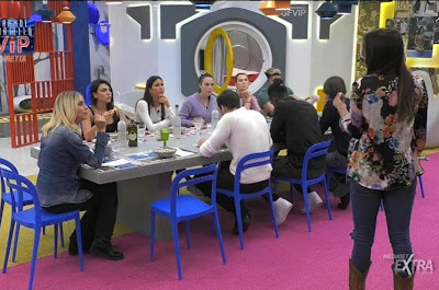 gfvip ragazzi a tavola mangiano