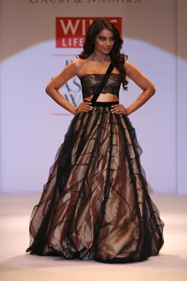 Pics : Bipasha Basu Sizzles At Wills Fashion Week