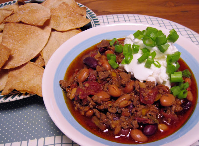 Crock pot 5-alarm chili with tortilla chips