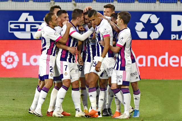 REAL VALLADOLID C. F. Temporada 2020-21. Los jugadores vallisoletanos hacen piña para celebrar el gol de Bruno. S. D. HUESCA 2 REAL VALLADOLID C. F. 2. 18/10/2020. Campeonato de Liga de 1ª División, jornada 6. Huesca, estadio El Alcoraz.