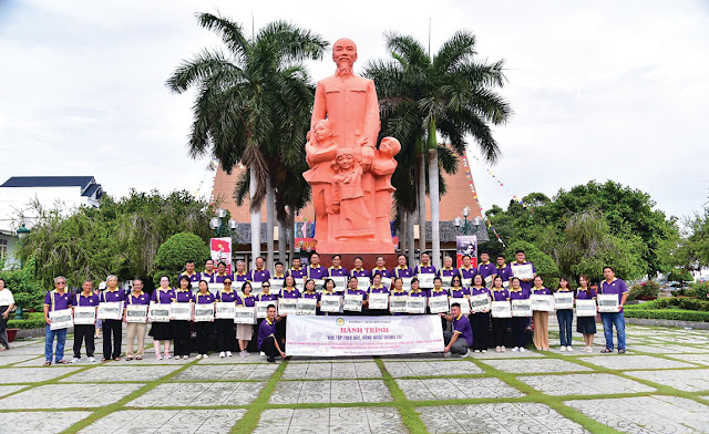 Đảng ủy Phường 7 tuyên dương các gương điển hình học tập và làm theo tư tưởng, đạo đức, phong cách Hồ Chí Minh. (Ảnh: TT) Đảng ủy Phường 7 tuyên dương các gương điển hình học tập và làm theo tư tưởng, đạo đức, phong cách Hồ Chí Minh. (Ảnh: TT)