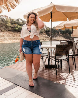 Modernos y juveniles outfits para mujeres curvy