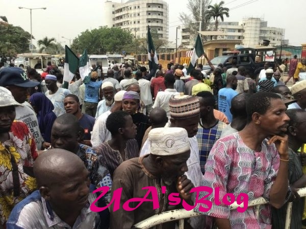 Lagos beggars protest at Governor Sanwo-Olu’s office and House of Assembly (photos/video)