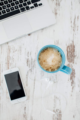 Móvil apagado, ordenador y taza de café