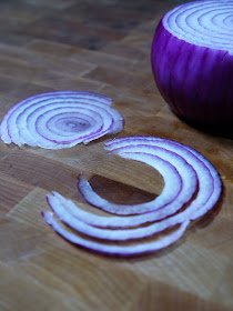 sliced red onion