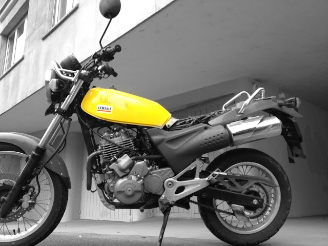 Honda SLR 650 mit Yamaha DT 250 MX Tank. Seitenansicht.