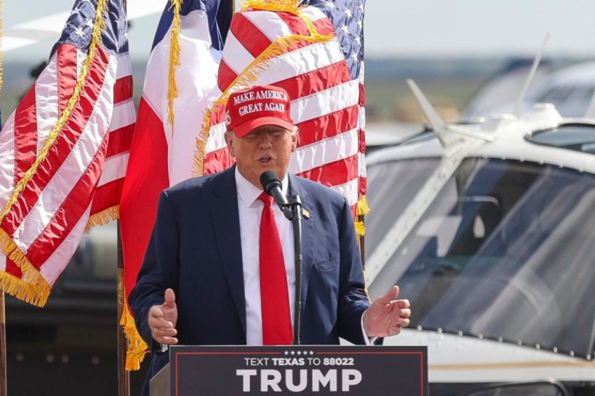 Trump adaptou seu slogan de campanha e disse a Milei para “fazer a Argentina grande novamente” | Foto: EFE/EPA/ADAM DAVIS