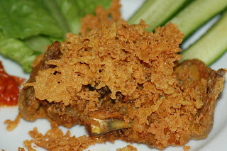 Ayamg Goreng Kremes yang lezat bersama lalapan dari Nusantara