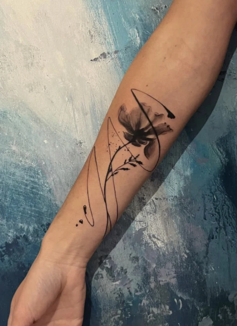 Tatuaje de amapola femenino a color