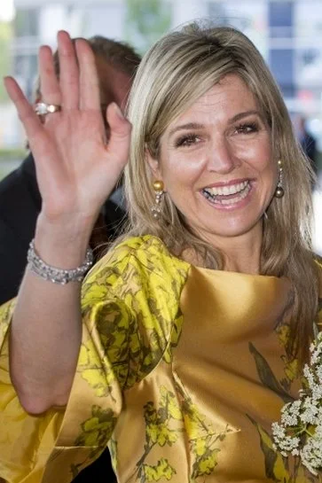 Queen Maxima opens the first anniversary congress of the Pension Federation. Queen Maxima wore Natan dress, Natan yellow Pumps, Natan Jeweles