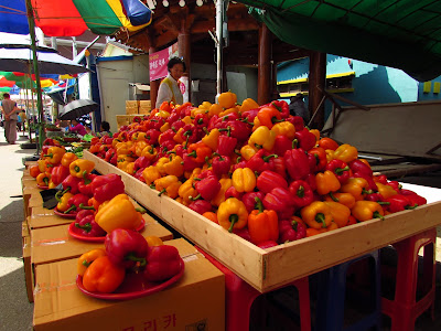 Stand de poivrons, haut en couleurs - 오일장 marché des 5 jours coréens.