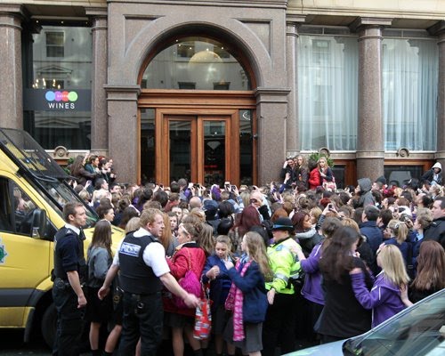 justin bieber liverpool concert. justin bieber liverpool hotel.