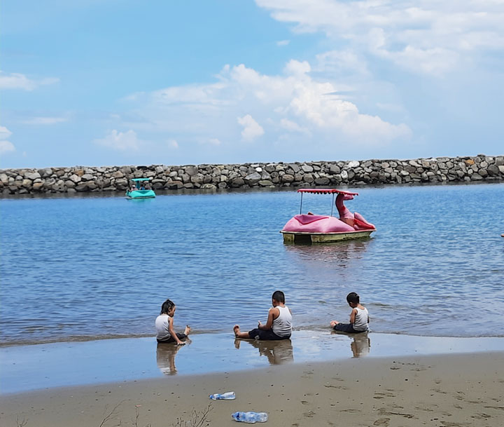 Pantai Cermin Ulee Lheue Aceh