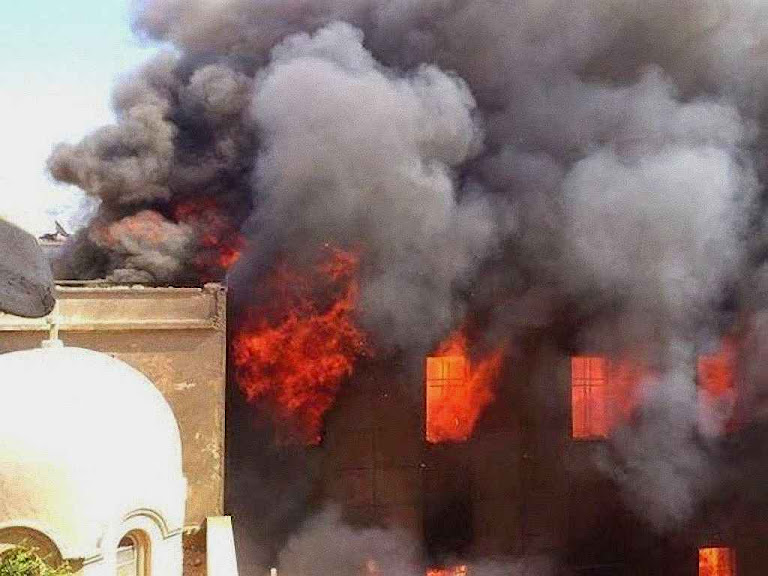 A sé do Arcebispado Siriaco Católico em Mosul incendiada pelos seguidores do Corão.