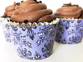 Print out these Haunted Mansion wallpaper cupcake wrappers for your Halloween party and turn store bought cupcakes into a hauntingly awesome party treat. Such a simple way to add some fun to your dessert table tonight!  #cupcakewrapper #printableparty #halloweenparty #halloweencupcake #diypartymomblog