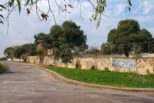 Muro do Centro Estadual de Capacitação em Artes Guido Viaro e da Escola Estadual República Oriental do Uruguai, com mosaicos