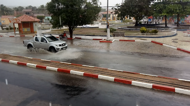 Forte chuva é registrada em Olho D'Água do Casado na tarde desta sexta-feira (14) 