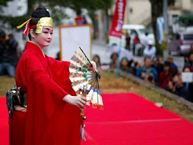 red kimono, dance on outdoor stage