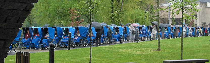 Filas de doentes na procissão em Lourdes, até sob a chuva