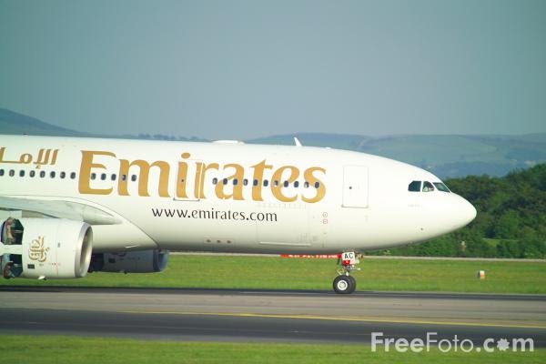 Foto Gambar Pesawat Terbang Emirates 02