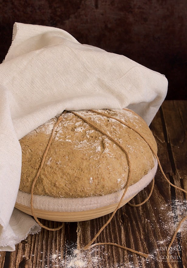 Pão a levedar em cesta de fermentação