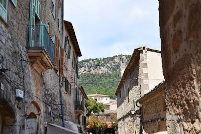 Calle de Valldemossa con montañas de fondo