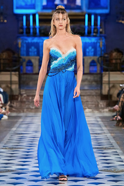 Paris Fashion Week défilé Haute Couture Automne-Hiver 2023 La Métamorphose, robe de soirée