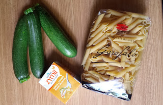 zucchine, confezione di panna da cucina e pacco di pasta