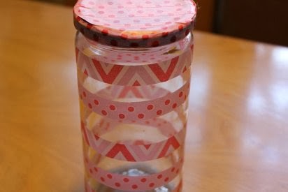 http://manualidades.facilisimo.com/blogs/mas-manualidades/decorar-un-tarro-con-washi-tape_942608.html