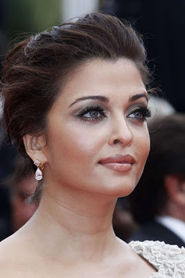 Hot Aishwarya Rai Gets The Thumbs Up For 64th Cannes Pictures” id=