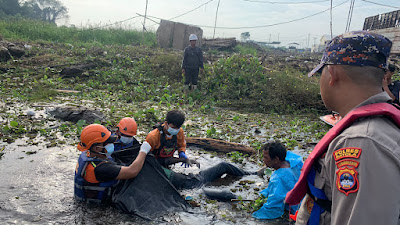 Polairud Polres Batola Evakusi Mayat Mengapung di Sungai Barito